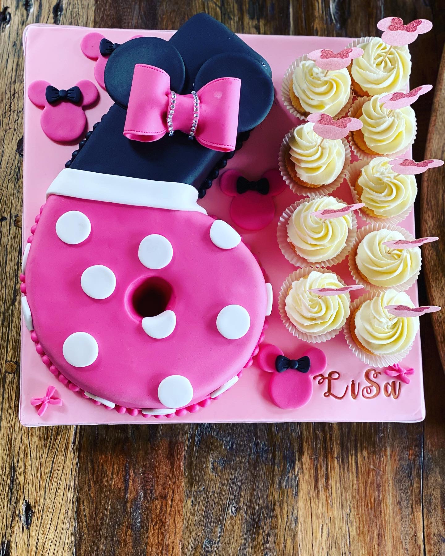 Minnie sur gâteau rose à pois 🍰